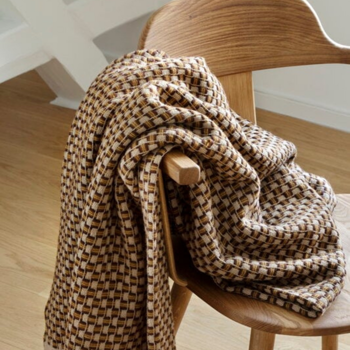 Isak Throw